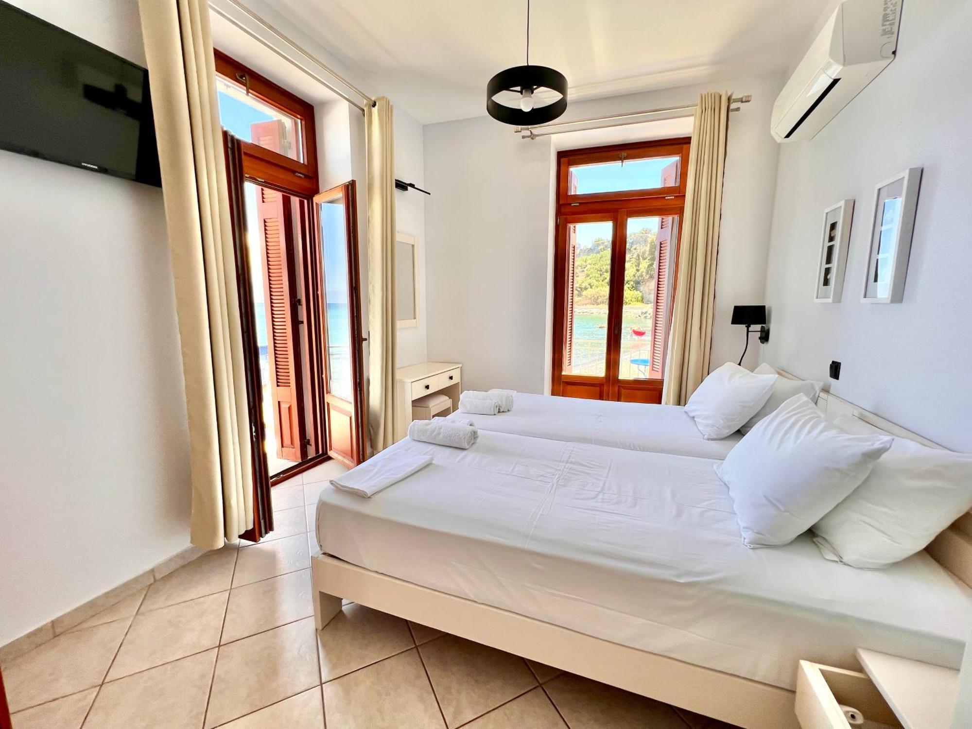 Xenios Zeus Rooms Koróni Buitenkant foto